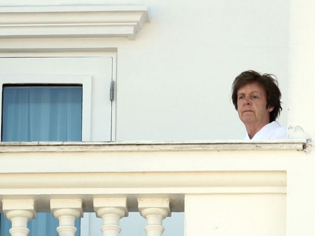 Paul McCartney fez a primeira aparição do dia na sacada do hotel Copacabana Palace no Rio de Janeiro.  (Foto: Agência Estado)