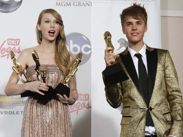 Taylor Swift e Justin Bieber posam com prêmios do Billboard Awards (Foto: Reuters)