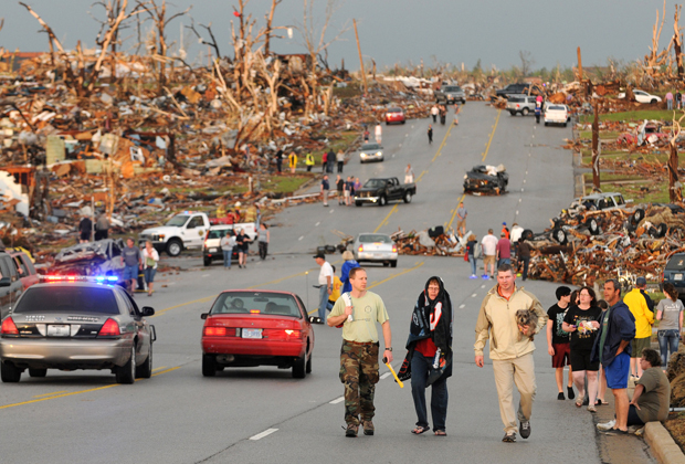 Tornado devasta cidade nos Estados Unidos (Foto: AP)