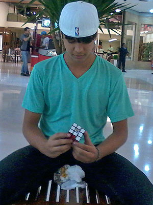 Daniel Barradas, de 15 anos, tenta resolver um cubo mágico, ‘jogo nerd’ criado na década de 70 (Foto: Arquivo Pessoal)