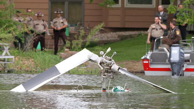 Helicóptero que perdeu o controle e caiu dentro do Lago Marion, em Lakeville, subúrbio de Minneapolis, no estado americano de Minnesotta, nesta terça-feira (24). Barqueiros que estavam por perto ajudaram a tirar o piloto, que ficou ferido, de dentro da água. (Foto: AP)