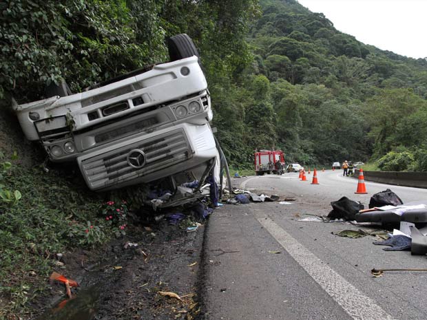 Acidente com caminhão bloqueia pista da Anchieta (Foto: Carlos Felipe/Futura Press)