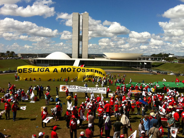 CUT e Greenpeace se uniram em ato em frente ao Congresso (Foto: G1)