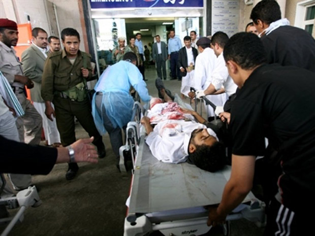 Médico socorrem um dos manifestantes leais a Shiekh Sadiq al-Ahmar em hospital de Sanaa, nesta terça (24) (Foto: Mohammed Huwais / AFP)