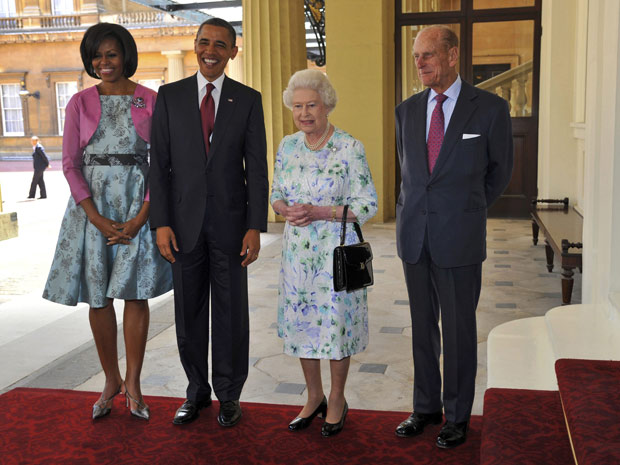 O casal Michelle e Obama são recebidos no Palácio de Buckingham pela rainha Elizabeth II e o príncipe Philip, nesta terça (24) (Foto: Toby Melville / AP)