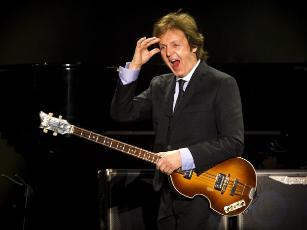 Paul McCartney em momento do show no Engenhão na segunda-feira (23).  (Foto: AP)