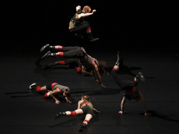 A companhia de dança acrobática Pilobolus, baseada nos Estados Unidos, ensaia em São Paulo para uma série de apresentações na cidade. Os shows serão realizados nesta terça (24) e quarta-feira (25) no Teatro Bradesco. (Foto: Reuters)