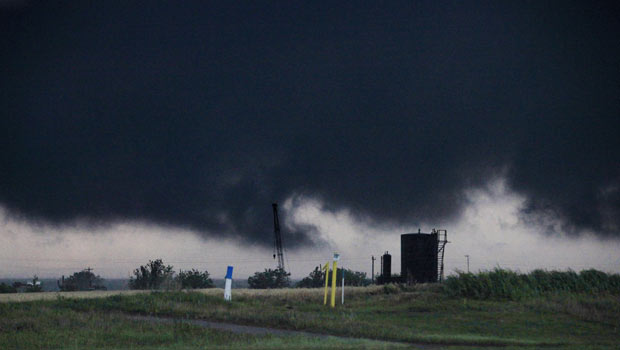 A passagem de tornados matou duas pessoas e feriu centenas na zona rural de Oklahoma City, segundo as autoridades. No vizinho estado do Missouri, 122 pessoas morreram na cidade de Joplin. (Foto: AP)
