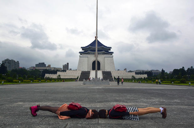 'Planking', ou o 'jogo dos deitados', ganhou adeptos no mundo inteiro. (Foto: Nicky Loh/Reuters)