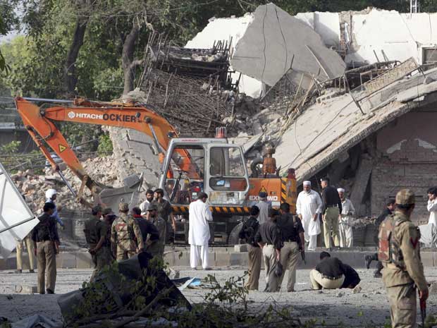 Carro-bomba destrói delegacia no Paquistão. (Foto: Mohannad Sajjad / AP Photo)
