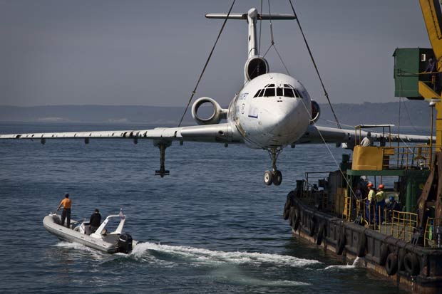 Tupolev de 48 metros se tornará um recife artificial. (Foto: AP)