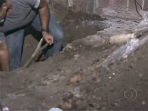 Equipe escavou o quarto da residência do casal para retirar o corpo da vítima (Foto: Reprodução/TV Globo Nordeste)