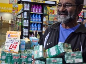 Aposentado Vanir Queiroz comprando durante Dia sem Imposto (Foto: Tatiane Queiroz, Do G1 MS)