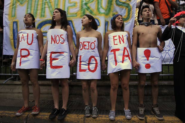 Estudantes levaram faixa que dizia 'A Universidade nos deixa nus'. (Foto: Ivan Alvarado/Reuters)