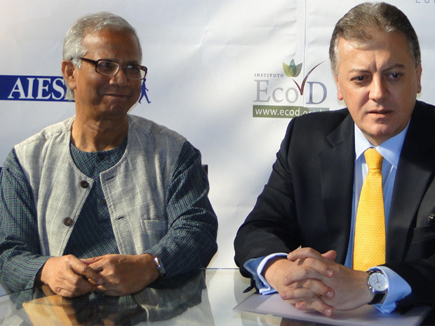 Muhammad Yunus (esquerda) e Aldemir Bendine em evento em Belo Horizonte nesta quinta-feira (26) (Foto: Alex Araújo/G1 MG)