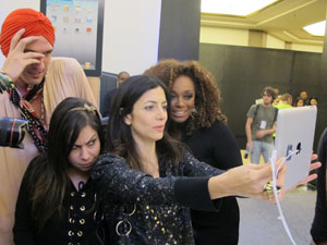 Celebridades compareceram ao lançamento do iPad 2 no Brasil e brincaram com o produto (Foto: Carlos Giffoni/G1)