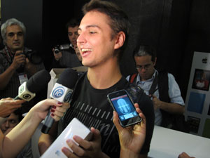 O estudante Pedro Wilson foi o primeiro brasileiro a comprar o iPad 2 (Foto: Carlos Giffoni/G1)