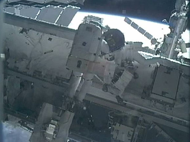 Astronauta instala braço robótico na ISS durante missão do Endeavour (Foto: Reuters/Nasa TV)