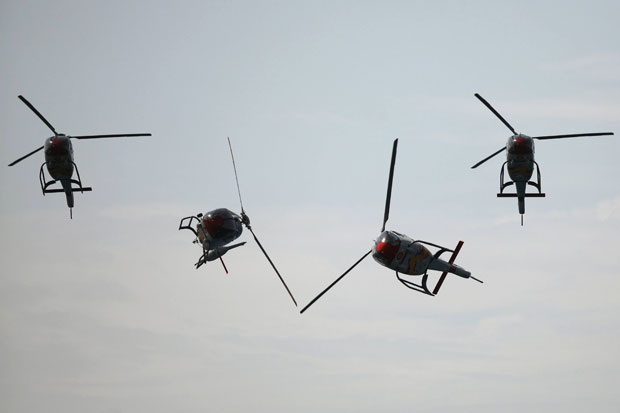 Durante a apresentação em Málaga, os helicópteros sobrevoaram o local fazendo acrobacias ousadas. (Foto: Reuters)