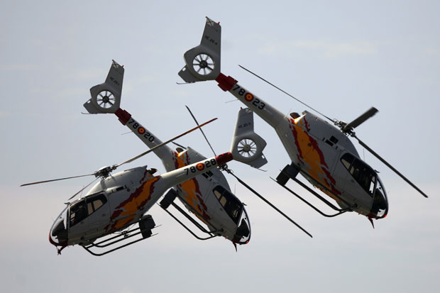 Helicópteros da Força Aérea espanhola fizeram neste sábado (28) uma exibição ousada sobre a praia La Malagueta, em Málaga, na Espanha. Os pilotos da equipe "Patrulla Aspa" mostraram suas habilidades voando bem próximos uns aos outros, na véspera das comem (Foto: Reuters)