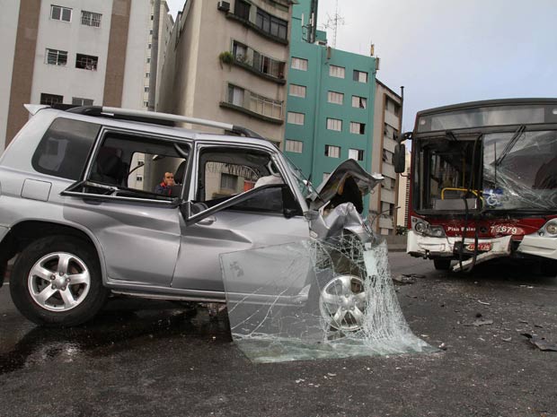 A motorista de uma Pajero morreu, na manhã deste sábado (28), ao bater o veículo de frente com um ônibus no Viaduto Doutor Plínio de Queirós, que passa sobre a Avenida Nove de Julho, na Bela Vista, na região central de São Paulo.  A mulher perdeu o contro (Foto: Luiz Guarnieri/Futura Press)