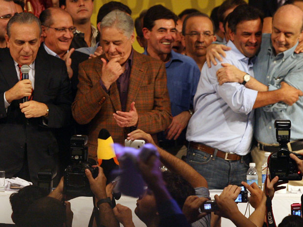 Sérgio Guerra discursa durante convenção do PSDB ao lado de FHC; no canto direito, Aécio Neves e Serra se abraçam (Foto: Wilson Pedrosa / Agência Estado)