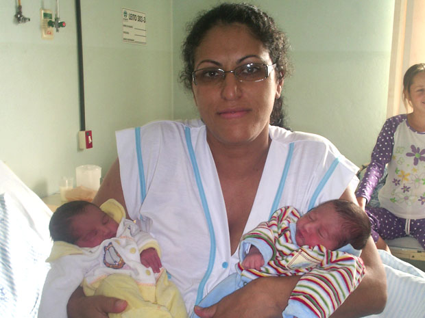 Jucéa de Andrade mostra os gêmeos Isabella e Mateus. (Foto: Denis Pereira/Blog da Equipe Positiva)