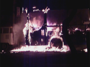 Fogo destrui ônibus e chamas atingiram a rede elétrica, em BH. (Foto: Cinegrafista amador/Reprodução TV Globo)