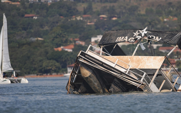 Bombeiros conseguem mover um pouco mais a proa do barco naufragado no Lago Paranoá, em Brasília (Foto: Marcello Casal Jr / Agência Brasil)