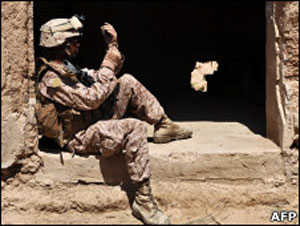 Soldado americano durante operação no Afeganistão (Foto: AFP)