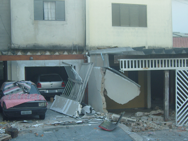 Casas após colisão de caminhão; empresa responsável pelo veículo irá pagar pelo conserto das residências (Foto: Viviane Pereti Marinelli/VC no G1)