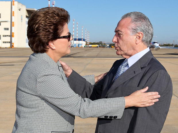 Dilma Rousseff se despede do vice-presidente Michel Temer antes de embarcar para o Uruguai (Foto: Roberto Stuckert Filho / Presidência)