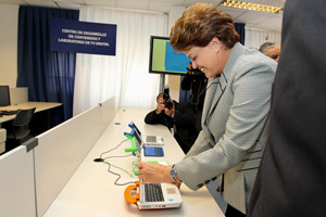 Dilma Rousseff visita o Centro de Desenvolvimento e Conteúdo da TV Digital do Laboratório Tecnológico do Uruguai (Foto: Roberto Stuckert Filho / Presidência)