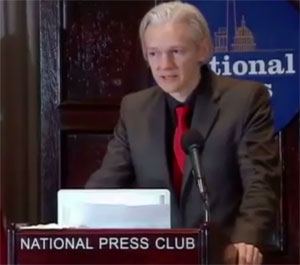 Julian Assange em cena do documentário “Wikisecrets” da PBS. Hackers ficaram descontentes com a produção (Foto: Reprodução)