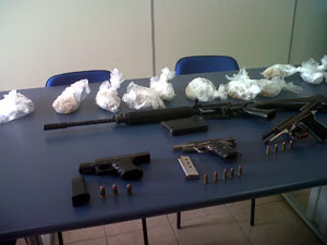 Armas e drogas apreendidas durante operação na Pedreira (Foto: Carolina Lauriano/G1)
