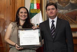 Martha Rivera Alanis recebeu homenagem do governador do Estado, Rodrigo Medina (Foto: Reuters)