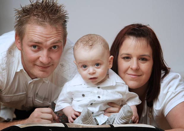 Bebê Alfie Green com os pais Leonard Bratt, de 25 anos, e Stacey Green, de 24.  (Foto: Worldwide Features/Barcroft Media/Getty Images)