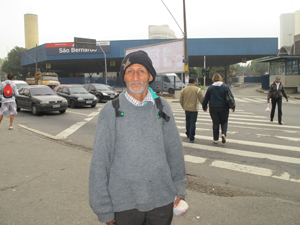 Funcionário público caminhou duas horas para chegar ao centro de São Bernardo (Foto: Letícia Macedo/ G1)