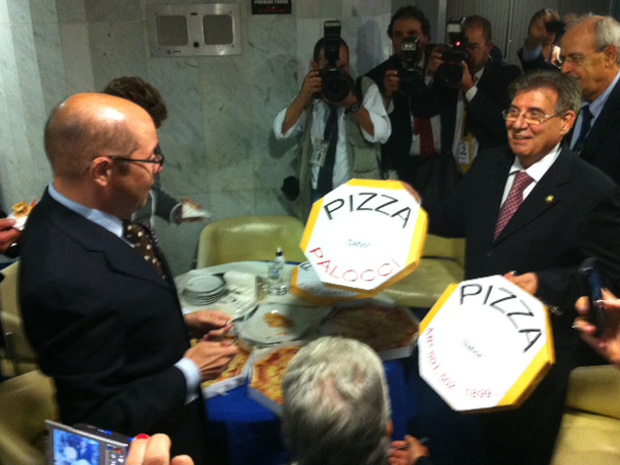 Parlamentares recebem pizzas no café do Senado na noite desta terça; à esq. o senador Demóstenes Torres (DEM-GO) ; à dir. o senador Cyro Miranda (PSDB-GO) (Foto: Robson Bonin / G1)