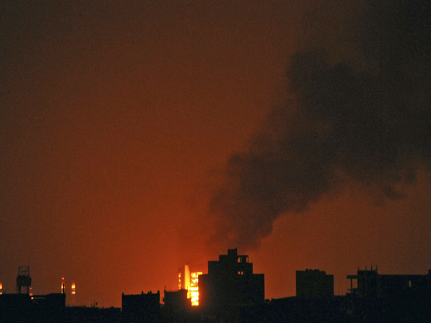Fumaça ergue-se de Sanaa, capital do Iêmen, durante confronto entre integrantes de tribo e forças do governo na noite desta quinta-feira (2) (Foto: Reuters)
