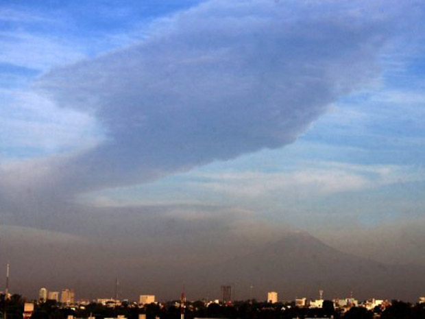O vulcão Popocatepetl visto nesta sexta-feira (3) a partir da cidade mexicana de Puebla (Foto: AFP)
