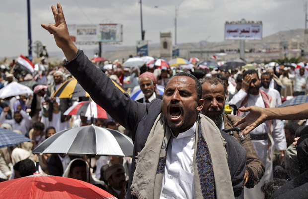 Manifestantes pedem renúncia do presidente Saleh nesta sexta-feira (3) em Sanaa (Foto: AP)