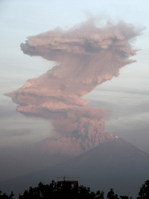 O vulcão Popocatepetl visto nesta sexta-feira (3) a partir da cidade mexicana de Puebla (Foto: Reuters)