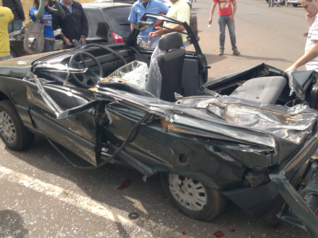 Veículo atingido após acidente; apesar da gravidade da batida, ninguém se feriu (Foto: Fernando do Nascimento/VC no G1)