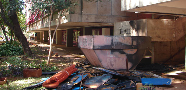 Container incendiado por alunos na Casa do Estudante Universitário, no campus da Universidade de Brasília (Foto: Do G1 DF)