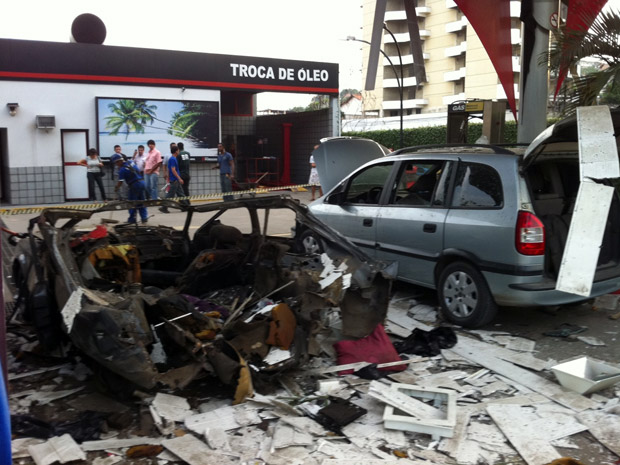 Explosão em posto de gasolina em São Gonçalo deixou um morto (Foto: Rodrigo Vianna / G1)