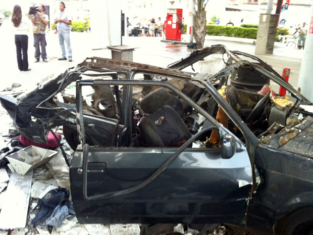 Explosão em posto de gasolina em São Gonçalo deixou um morto (Foto: Rodrigo Vianna / G1)