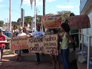 Alunos da UnB protestam contra detenção de colegas na porta da 2ª DP (Foto: Do G1 DF)
