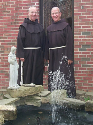 frades gêmeos de 92 anos (Foto: Imagem de 2003 cedida pela Universidade Bonaventure à AP)