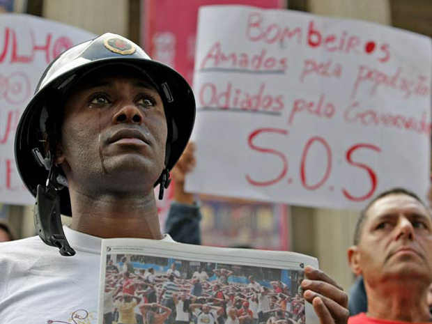 Bombeiro grevista chora na Alerj (Foto: Marcos de Paula / Agência Estado)